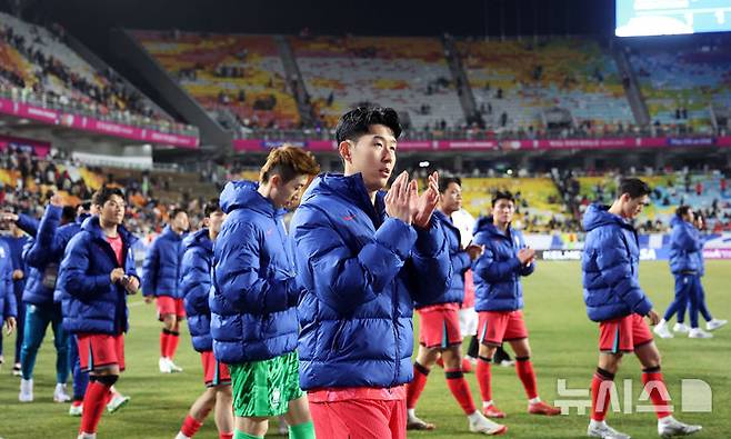 [수원=뉴시스] 김명년 기자 = 지난 25일 경기 수원시 수원월드컵경기장에서 열린 2026 국제축구연맹(FIFA) 북중미 월드컵 아시아 지역 3차 예선 B조 8차전 대한민국과 요르단의 경기, 1-1 무승부로 경기를 마친 대한민국 손흥민이 팬들에게 인사하고 있다. 2025.03.25. kmn@newsis.com