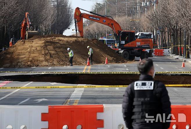[서울=뉴시스] 이영환 기자 = 26일 오전 서울 강동구 싱크홀(땅 꺼짐) 사고 현장에서 관계자들이 복구작업 준비를 하고 있다. 2025.03.26. 20hwan@newsis.com
