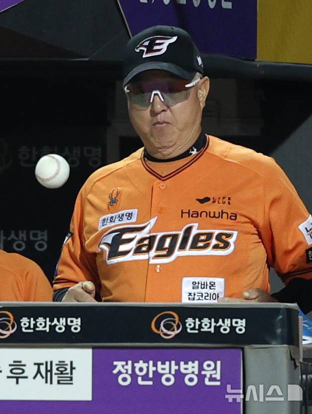 [대전=뉴시스] 고범준 기자 = 27일 오후 대전 중구 한화생명이글스파크에서 열린 2024 KBO리그 KIA 타이거즈와 한화 이글스의 경기, 한화 김경문 감독이 공을 보며 놀라고 있다. 2024.09.27. bjko@newsis.com