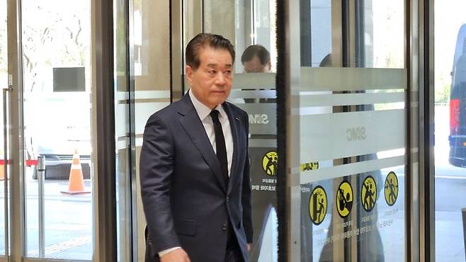 [서울=뉴시스]장인화 포스코그룹 회장이 26일 서울 강남구 일원동 서울삼성병원 장례식장에 마련된 고(故) 한종희 삼성전자 부회장의 빈소를 방문했다. (사진=공동취재단) photo@newsis.com *재판매 및 DB 금지