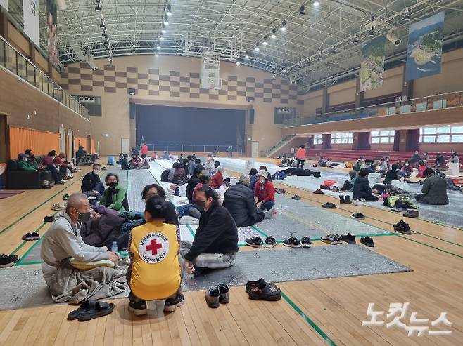 산불 이재민 대피소인 영덕국민체육센터 내부에 들어온 산불연기로 주민들이 불편을 호소하고 있다. 김대기 기자