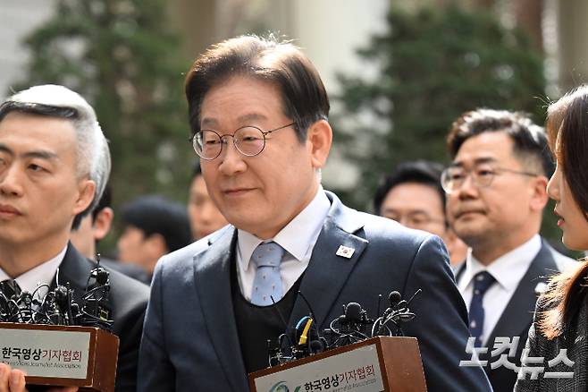 이재명 더불어민주당 대표가 26일 서울 서초구 서울고등법원에서 열린 공직선거법 위반 사건의 항소심 선고에 출석하고 있다. 사진공동취재단
