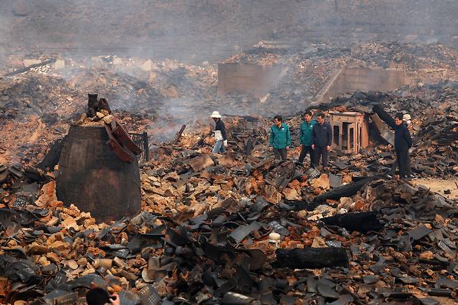 26일 경북 의성군 단촌면 고운사 가운루를 비롯한 건물들이 전날 번진 산불에 모두 불에타 흔적만 남아 있다. 이번 화재로 국가 지정 문화유산 보물로 지정된 가운루와 연수전 등이 소실됐다. 연합뉴스