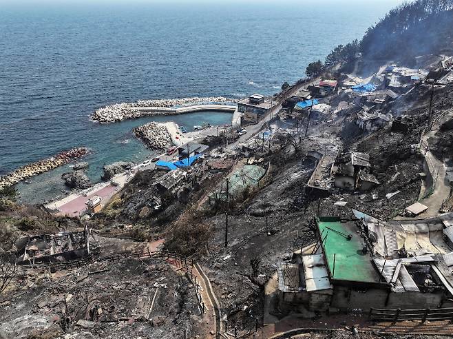 26일 경북 영덕군 영덕읍 석리 마을이 산불에 폐허가 돼 있다. 연합뉴스