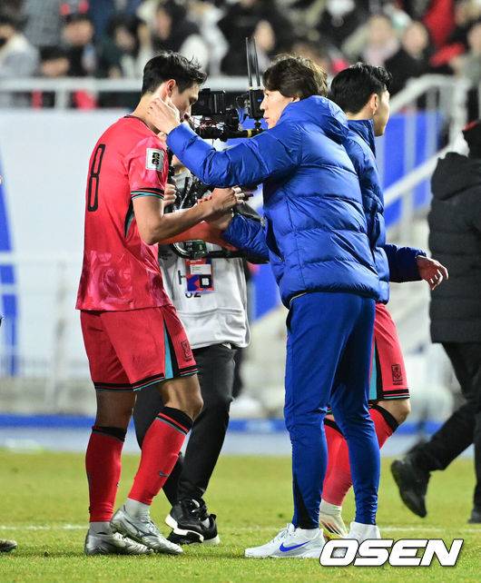 [OSEN=수원, 지형준 기자] 홍명보호가 이번에도 승리하지 못했다. 요르단과 아쉬운 무승부를 거두면서 3경기 연속 승점 1점을 추가하는 데&nbsp;만족해야 했다.홍명보 감독이&nbsp;이끄는 대한민국 축구대표팀은 25일 오후 8시 수원월드컵경기장에서 열린 2026 국제축구연맹(FIFA) 북중미 월드컵 아시아지역 3차 예선 B조 8차전에서 요르단과 1-1로 비겼다.이제 한국은 승점 16(4승 4무)으로 불안한 조 1위를 유지 중이다. 2위 요르단(승점 13), 한 경기 덜 치른 이라크(승점 12)와 격차가 크지 않다. 6월 A매치 결과에 따라 뒤집힐 가능성도 충분하다.경기를 마치고 대한민국 홍명보 감독이 박용우를 격려하고 있다. 2025.03.25 / jpnews@osen.co.kr