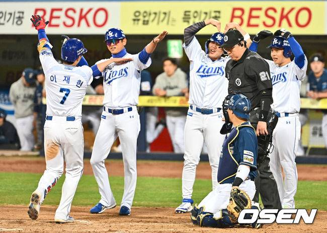 [OSEN=대구, 이석우 기자] 25일 대구삼성라이온즈파크에서 2025 신한 SOL 뱅크 KBO 리그 삼성 라이온즈와 NC 다이노스의 경기가 열렸다. 홈팀 삼성은 최원태가, 방문팀 NC는 최성영이 선발 출전했다. 삼성 라이온즈 이재현이 2회말 2사 1,2루 역전 우월 3점 홈런을 치고 선행주자들과 하트 세리머니를 하고 있다. 2025.03.25 / foto0307@osen.co.kr
