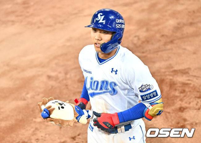 [OSEN=대구, 이석우 기자] 25일 대구삼성라이온즈파크에서 2025 신한 SOL 뱅크 KBO 리그 삼성 라이온즈와 NC 다이노스의 경기가 열렸다. 홈팀 삼성은 최원태가, 방문팀 NC는 최성영이 선발 출전했다. 삼성 라이온즈 이재현이 2회말 2사 1,2루 역전 우월 3점 홈런을 치고 하이파이브를 하고 있다. 2025.03.25 / foto0307@osen.co.kr