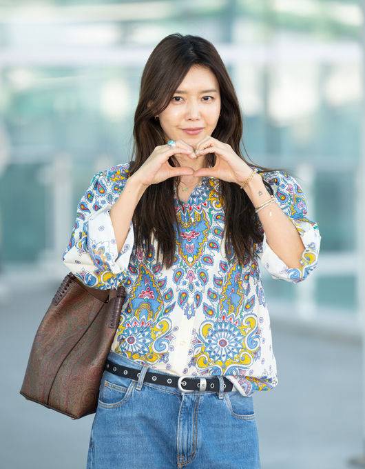 [OSEN=인천공항, 김성락 기자] 23일 오전 배우 채정안이 해외일정 참석 차 인천국제공항을 통해 출국 했다. 채정안은 이탈리아 밀라노로 향한다.배우 채정안이 포즈를 취하고 있다. 2025.02.23 / ksl0919@osen.co.kr