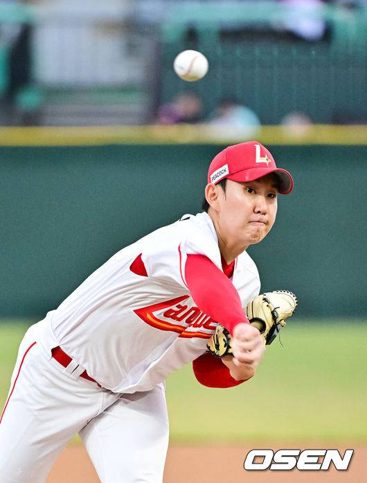 [OSEN=인천, 박준형 기자] 26일 오후 인천 SSG 랜더스 필드에서 ‘2025 신한 SOL BANK KBO리그’ SSG 랜더스와 롯데 자이언츠의 경기가 진행됐다.이날 SSG은 송영진을, 롯데는 김진욱을 선발투수로 내세웠다. 1회초 SSG 선발투수 송영진이 역투하고 있다.  2025.03.26 / soul1014@osen.co.kr