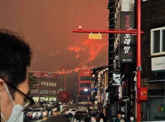 ▲지난 22일 경북 의성에서 발생한 산불이 안동을 거쳐 청송 등으로 확산한 가운데 청송읍내 뒷산까지 불길이 번져 주민들을 위협하고 있다. ⓒ연합뉴스