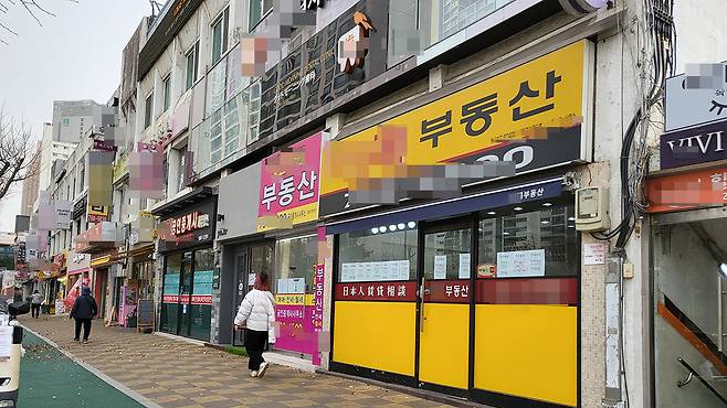 25일 오후 서울 용산구 이촌동의 부동산 중개업소 거리. 양다훈 기자