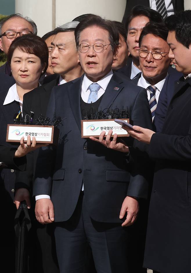 더불어민주당 이재명 대표가 26일 서울 서초구 서울고등법원에서 열린 공직선거법 위반 항소심에서 무죄를 선고받은 뒤 입장을 밝히고 있다. 사진공동취재단