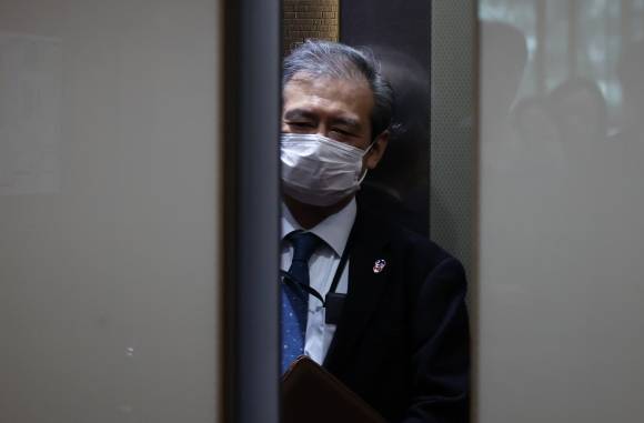 25일 서울 종로구 정부서울청사 외교부로 초치된 미바에 다이스케 주한일본대사관 총괄공사. 미바에 총괄공사는 취재진의 질문에 묵묵부답으로 일관했다. 연합뉴스