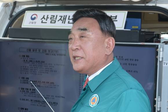 김두겸 울산시장이 23일 오전 울산 울주군 산림재난 지휘본부에서 화재 진화 상황을 브리핑하고 있다. 2025.3.23 뉴시스