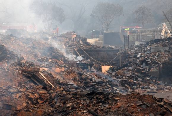 화마가 휩쓸고 간 고운사 - 26일 경북 의성군 단촌면 고운사 가운루를 비롯한 건물들이 전날 번진 산불에 모두 불에타 흔적만 남아 있다. 이번 화재로 국가 지정 문화유산 보물로 지정된 가운루와 연수전 등이 소실됐다. 2025.3.26 연합뉴스