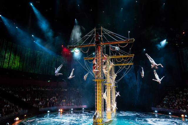 하우스 오브 댄싱 워터 공연에서 배우들이 수중으로 다이빙하는 모습. 사진 제공=멜코리조트앤엔터테인먼트