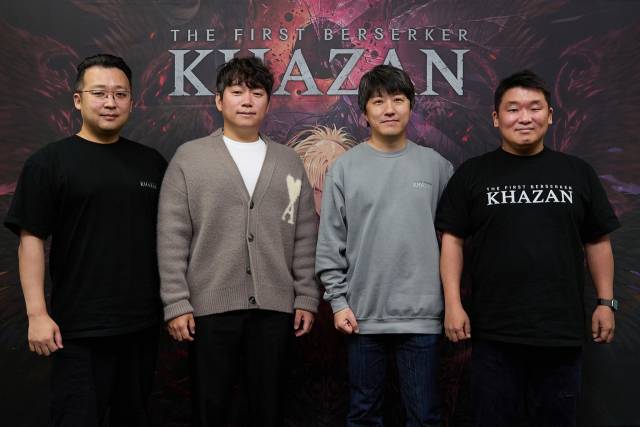 넥슨 자회사 네오플에서 하드코어 액션 역할수행게임(RPG) '퍼스트 버서커: 카잔'을 만든 주요 제작진이 24일 경기 성남시 넥슨 사옥에서 진행된 공동 인터뷰 자리에서 기념사진을 촬영하고 있다. 이규철(왼쪽부터) 아트 디렉터, 윤명진 대표 겸 총괄 디렉터, 이준호 크리에이티브 디렉터, 박인호 테크니컬 디렉터. 사진 제공=넥슨