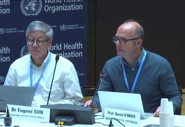 유진 선 박사와 다니엘 오브라이언 박사가 세계보건기구(WHO) 주관 피부 열대소외질환 국제회의에서 텔라세벡 임상 중간결과를 발표하고 있다. 사진 제공=큐리언트