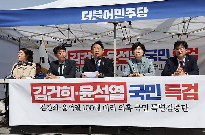 더불어민주당 '김건희 윤석열 100대 비리 의혹 국민특검단'이 26일 서울 종로구 광화문 천막당사에서 브리핑을 열고 있다. 왼쪽부터 강선우·이훈기·김영호·백혜련·박상혁 의원 ⓒ연합뉴스