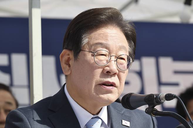 이재명 대표가 더불어민주당가 26일 오전 서울 광화문 앞 천막당사에서 열린 최고위원회의에서 모두발언을 하고 있는 모습이다. 이 대표는 이날 천막당사를 방문한 후 오후 공직선거법 위반 사건 항소심 선고가 열린 서울고법으로 향했다. ⓒ시사저널 박정훈 기자