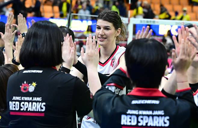 정관장 부키리치가 25일 수원체육관에서 열린 현대건설과 플레이오프 1차전 승리 후 팀 동료들과 하이파이브하고 있다. KOVO 제공