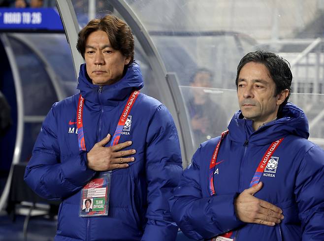 25일 수원월드컵경기장에서 열린 2026 북중미 월드컵 아시아 3차 예선 B조 8차전 대한민국과 요르단의 경기. 홍명보 감독이 국기에 경례하고 있다. 연합뉴스