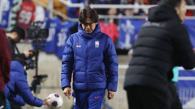 홍명보 축구대표팀 감독이 지난 25일 수원월드컵경기장에서 열린 2026 북중미 월드컵 아시아지역 3차예선 B조 요르단과 8차전에서 고개를 숙이고 있다. 연합뉴스
