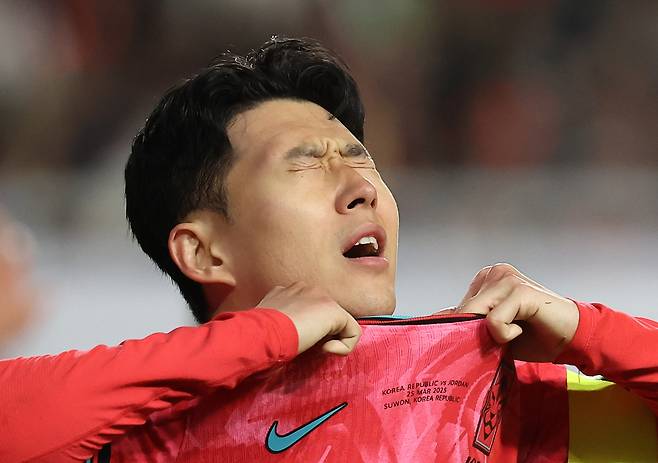 답답한 심정을 나타내는 손흥민 | 연합뉴스