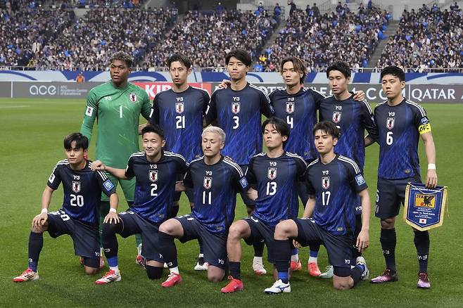 25일 일본 사이타마 스타디움에서 열린 일본과 사우디아라비아의 2026년 월드컵 C조 예선 축구 경기에서 일본 대표팀이 단체 사진을 찍기 위해 서 있다. AP연합뉴스