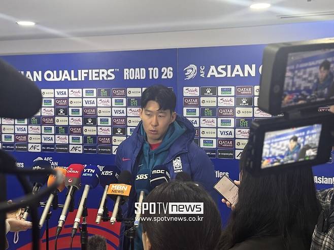 ▲ 한국 축구대표팀은 25일 오후 8시 수원월드컵경기장에서 요르단과 국제축구연맹(FIFA) 북중미월드컵 아시아지역 3차 예선 B조 8차전에서 1-1로 비겼다. 경기후 손흥민이 잔디에 쓴소리를 했다. 그는 “홈에서 하는 경기장 컨디션이 좋았으면 좋겠다. 가장 좋은 환경에서 해야하는데 그렇지 않다. 개선이 안 되는 게 정말 속상하다. 모든 분이 신경을 썼으면 좋겠다”라고 말했다. 하지만 수원월드컵경기장은 최근에 잔디를 새로 깔았다. 경기도수원월드컵경기장관리재단은 지난해 4월 "지반교체공사와 배관 교체 공사를 완료한 뒤, 잔디 생육 환경이 좋은 10월 중순 잔디를 식재해 2025년 3월까지 잔디 안착기를 통해 국내 최고의 그라운드를 제공하기 위해 노력하고 있음을 알려드린다"고 알린 바 있다 ⓒ스포티비뉴스DB