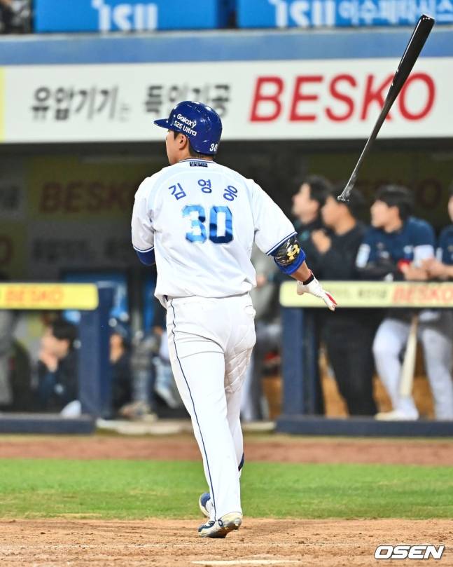 삼성 김영웅이 25일 대구 NC전에서 6회말 그랜드슬램을 터트리고 배트를 던지고 있다.