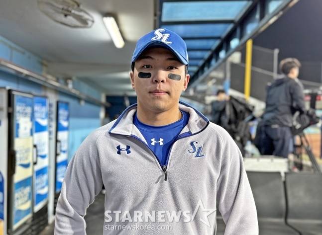 삼성 김영웅이 25일 대구 NC전 승리 후 취재진과 인터뷰를 하고 있다. /사진=양정웅 기자