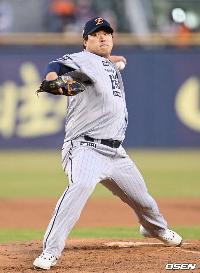 한화 류현진이 25일 잠실 LG전서 역투하고 있다.