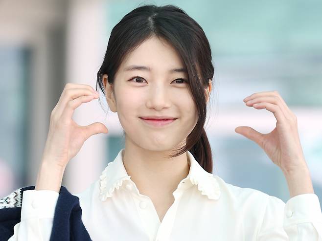 (인천공항=뉴스1) 권현진 기자 = 배우 수지가 해외 일정을 위해 26일 인천국제공항을 통해 싱가포르로 출국하기 전 인사를 하고 있다. 2025.3.26/뉴스1  Copyright (C) 뉴스1. All rights reserved. 무단 전재 및 재배포,  AI학습 이용 금지. /사진=(인천공항=뉴스1) 권현진 기자