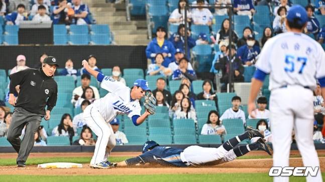 NC 박민우가 26일 대구 삼성전에서 2회 3루 도루를 시도하고 있다.