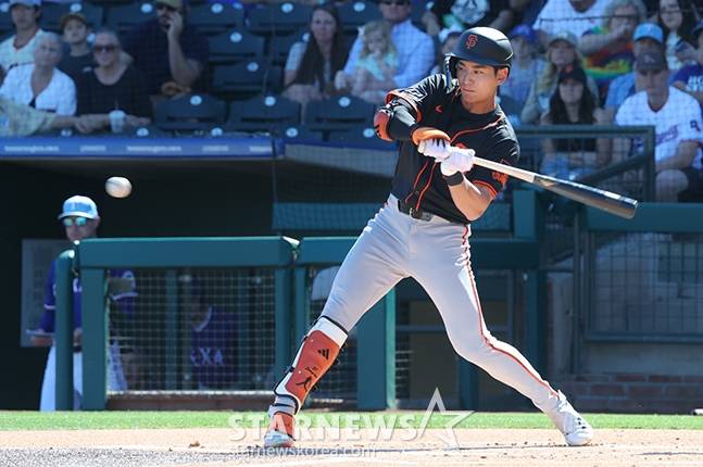 이정후가 시범경기에서 타격에 나서고 있다. /사진=김진경 대기자