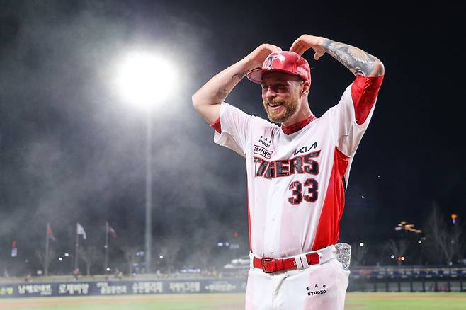 KIA 타이거즈 새 외국인 투수 아담 올러가 광주-KIA챔피언스필드에서 열린 2025 신한 SOL Bank KBO리그 키움 히어로즈와의 시즌 1차전에 선발 등판해 6이닝 5피안타 1피홈런 무사사구 6탈삼진 4실점 3자책으로 데뷔 첫 승과 퀄리티스타트를 달성했다. KIA 타이거즈