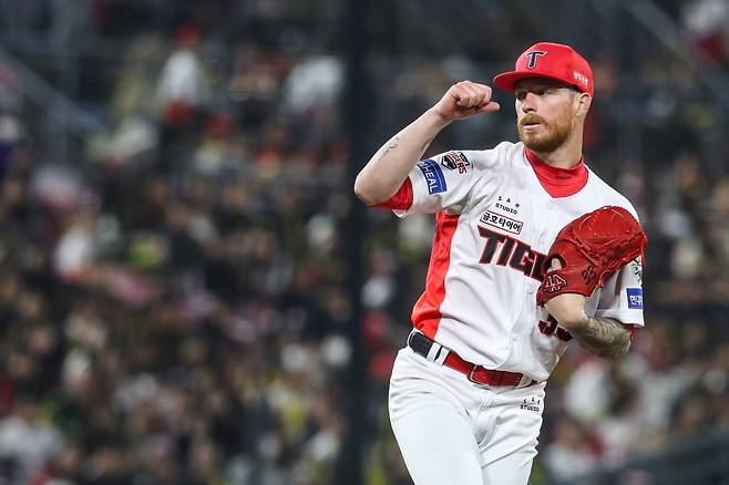 KIA 타이거즈 새 외국인 투수 아담 올러가 광주-KIA챔피언스필드에서 열린 2025 신한 SOL Bank KBO리그 키움 히어로즈와의 시즌 1차전에 선발 등판해 6이닝 5피안타 1피홈런 무사사구 6탈삼진 4실점 3자책으로 데뷔 첫 승과 퀄리티스타트를 달성했다. KIA 타이거즈