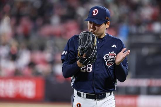 두산 베어스가 26일 수원 KT전에서 선발 최승용의 역투와 불펜진의 릴레이 호투로 3대 2 한 점 차 승리로 시즌 첫 승을 달성했다. 두산 베어스