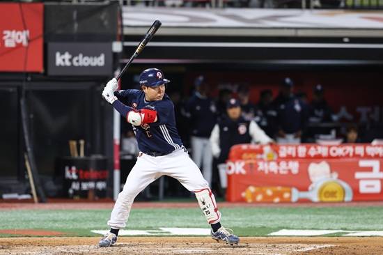 두산 베어스가 26일 수원 KT전에서 선발 최승용의 역투와 불펜진의 릴레이 호투로 3대 2 한 점 차 승리로 시즌 첫 승을 달성했다. 두산 베어스