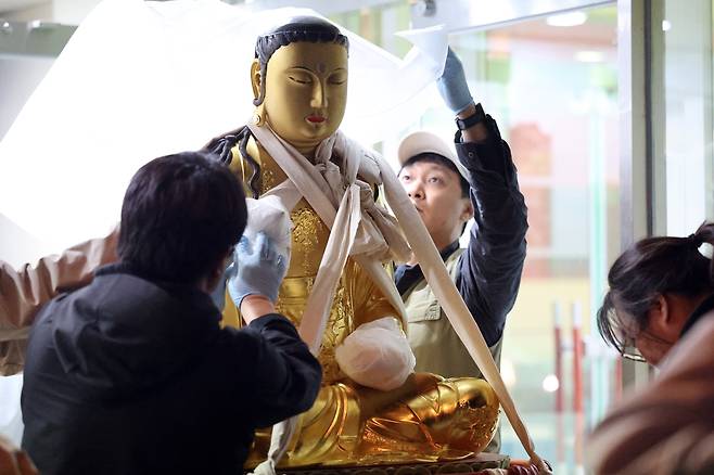 이동 준비 중인 봉정사 목조관음보살좌상 촬영 천경환 기자