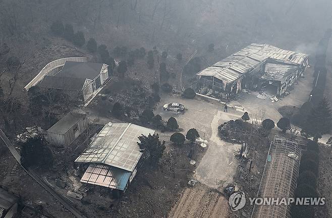 산불에 초토화된 계곡 마을 (영양=연합뉴스) 윤관식 기자 = 26일 경북 영양군 석보면 삼의리 삼의계곡 마을이 산불에 초토화돼 있다.
    석보면에서는 산불로 인해 다수의 사망자가 발생했다. 2025.3.26 psik@yna.co.kr