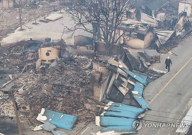 산불로 다수 사상자 발생한 영양 마을 '초토화' (영양=연합뉴스) 윤관식 기자 = 26일 경북 영양군 석보면 화매1리 계곡 마을이 산불에 초토화돼 있다.
    석보면에서는 산불로 인해 다수의 사망자가 발생했다. 2025.3.26 psik@yna.co.kr