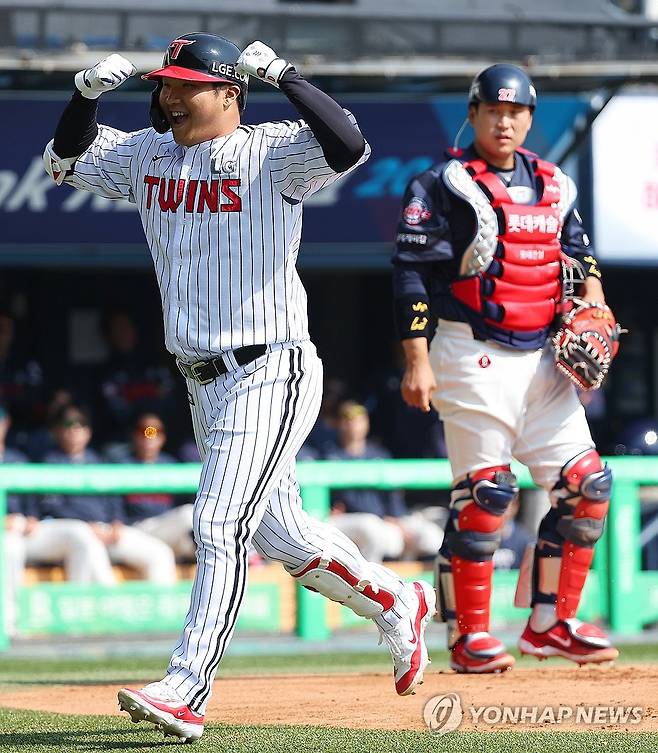 문보경, 2025년 1호 홈런 (서울=연합뉴스) 김도훈 기자 = 22일 서울 잠실야구장에서 열린 2025 신한 SOL 뱅크 KBO리그 정규시즌 개막전 롯데 자이언츠와 LG 트윈스의 경기. 1회말 1사 2루 LG 문보경이 롯데 선발 반즈를 상대로 2025 KBO 프로야구 1호 홈런을 쳐낸 뒤 홈을 밟으며 세리머니를 하고 있다. 롯데 포수는 유강남. 2025.3.22 superdoo82@yna.co.kr