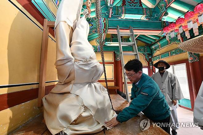 '고운사 석조여래좌상' 확인하는 최응천 국가유산청장 (서울=연합뉴스) 최응천 국가유산청장이 25일 경북 의성군 고운사에서 산불 확산에 대비해 방염포를 씌운 '의성 고운사 석조여래좌상'(보물)을 확인하고 있다. 2025.3.25 [국가유산청 제공. 재판매 및 DB 금지] photo@yna.co.kr