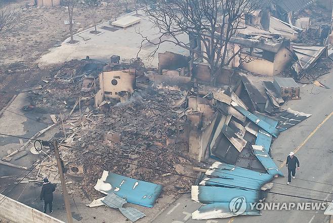 산불로 다수 사상자 발생한 영양 마을 '초토화' (영양=연합뉴스) 윤관식 기자 = 26일 경북 영양군 석보면 화매1리 계곡 마을이 산불에 초토화돼 있다.
    석보면에서는 산불로 인해 다수의 사망자가 발생했다. 2025.3.26 psik@yna.co.kr