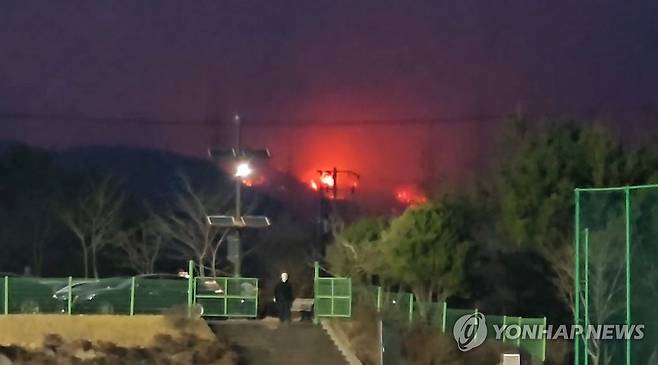하동 옥종면 산불 모습 (하동=연합뉴스) 지난 21일 경남 산청군 시천면에서 발생한 산불이 하동군 옥종면까지 번진 모습. [경남 하동군 제공 영상 캡처. 재판매 및 DB 금지] 2025.3.25 ljy@yna.co.kr