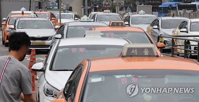 서울역에서 승객을 태우기 위해 대기 중인 택시 모습 [연합뉴스 자료사진]