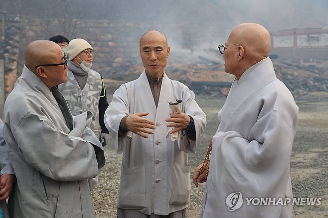 화재 상황 설명하는 고운사 주지 (의성=연합뉴스) 이주형 기자 = 대한불교조계종 제16교구 본사 고운사 주지 등운 스님이 26일 오전 산불 피해를 본 경북 의성군 고운사 경내에서 조계종 총무원장 진우 스님(오른쪽)등 관계자들에게 당시 상황을 설명하고 있다.
    국가 지정 문화유산 보물로 지정된 고운사 가운루와 연수전은 전날 덮친 산불에 타 전소됐다. 2025.3.26 coolee@yna.co.kr