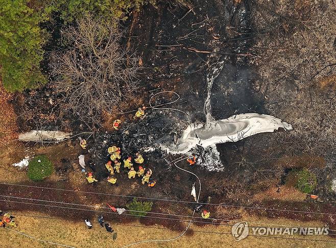 의성 산불 진화하던 헬기 추락 (의성=연합뉴스) 손형주 기자 = 26일 오후 경북 의성군 신평면 교안리 야산에 산불 진화용 헬기가 추락해 소방당국이 사고 수습을 하고 있다. 헬기 조종사는 사고 현장에서 사망한 채 발견됐다. 2025.3.26 handbrother@yna.co.kr